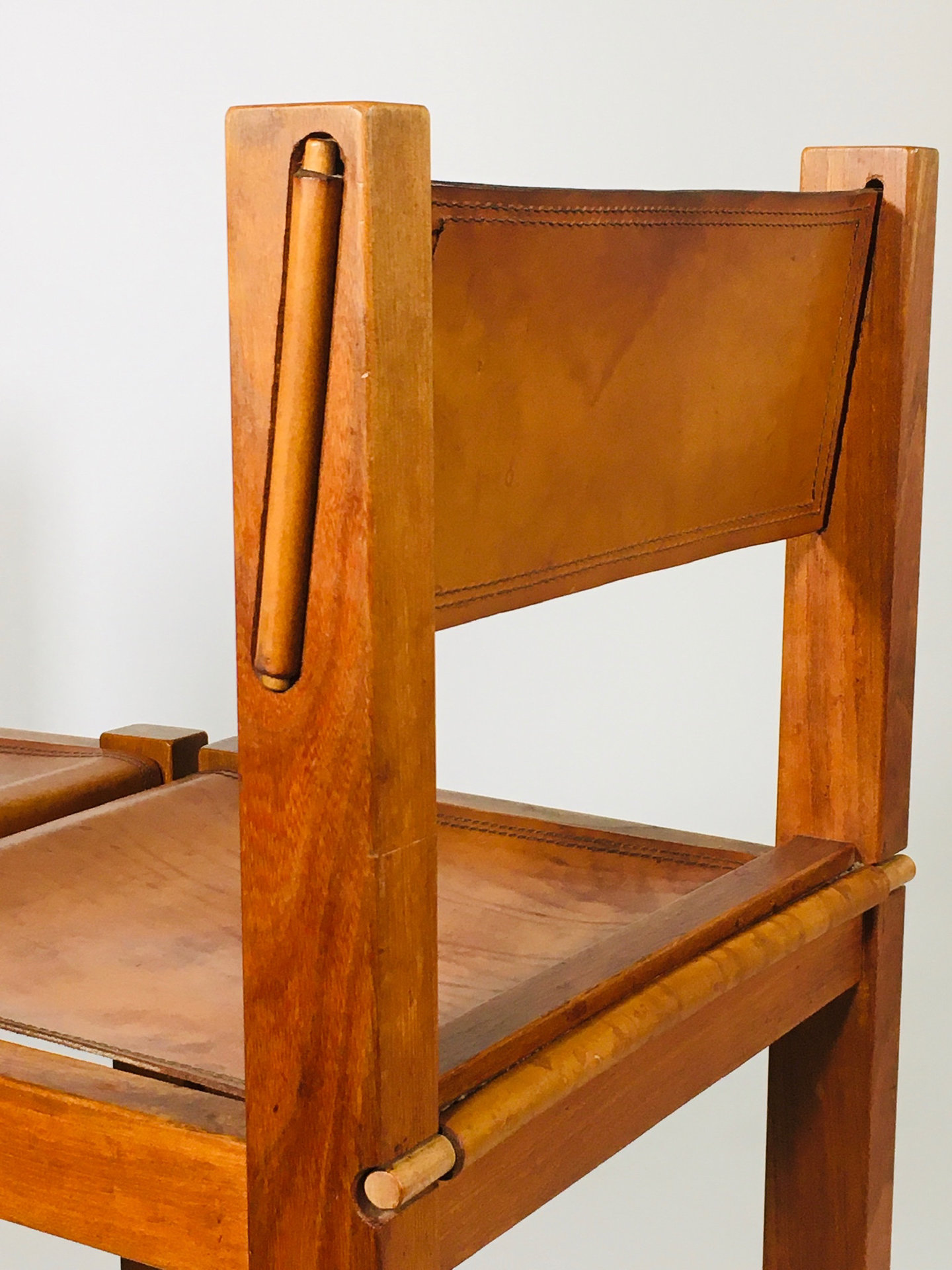 Suite de 4 chaises en cuir
