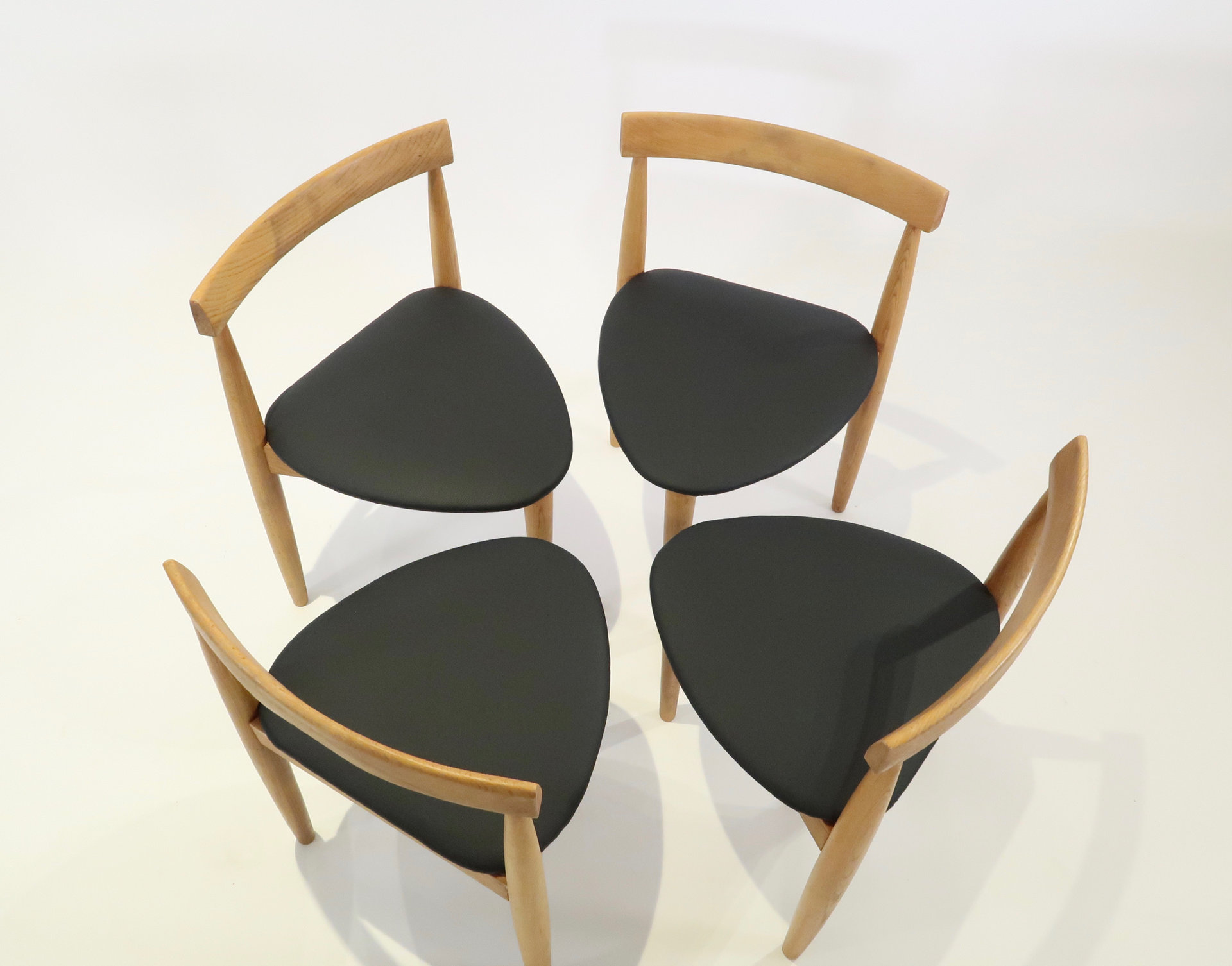 Suite de 4 chaises tripodes