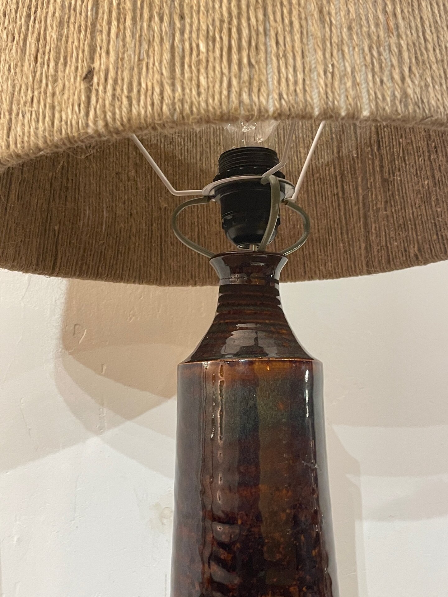 Lampe de table en céramique et corde