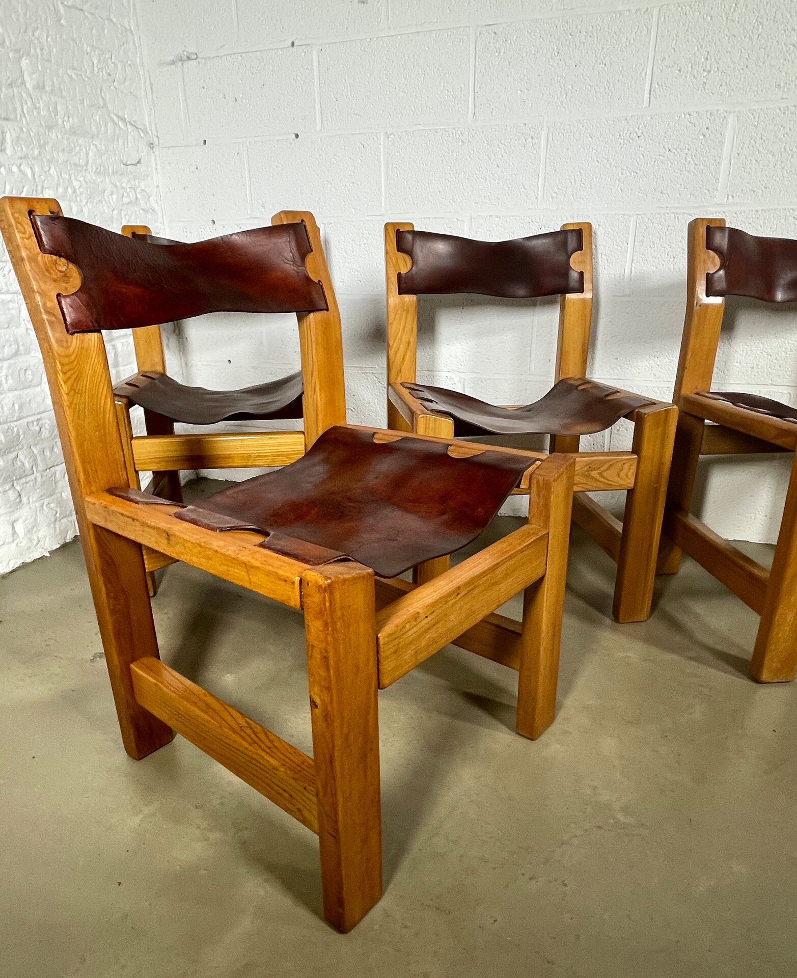 Série de 4 chaises en orme et cuir