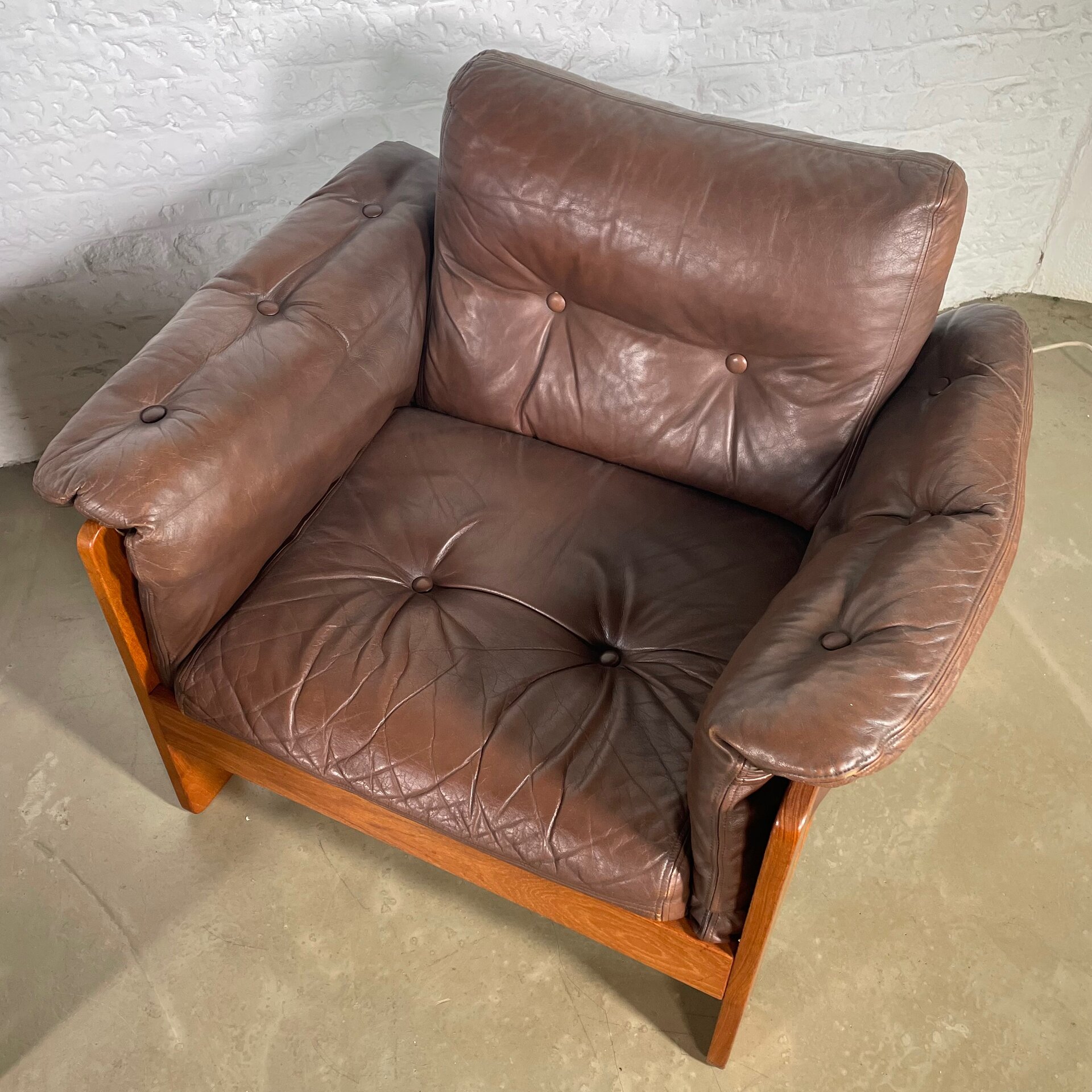 Paire de fauteuils clubs en cuir marron