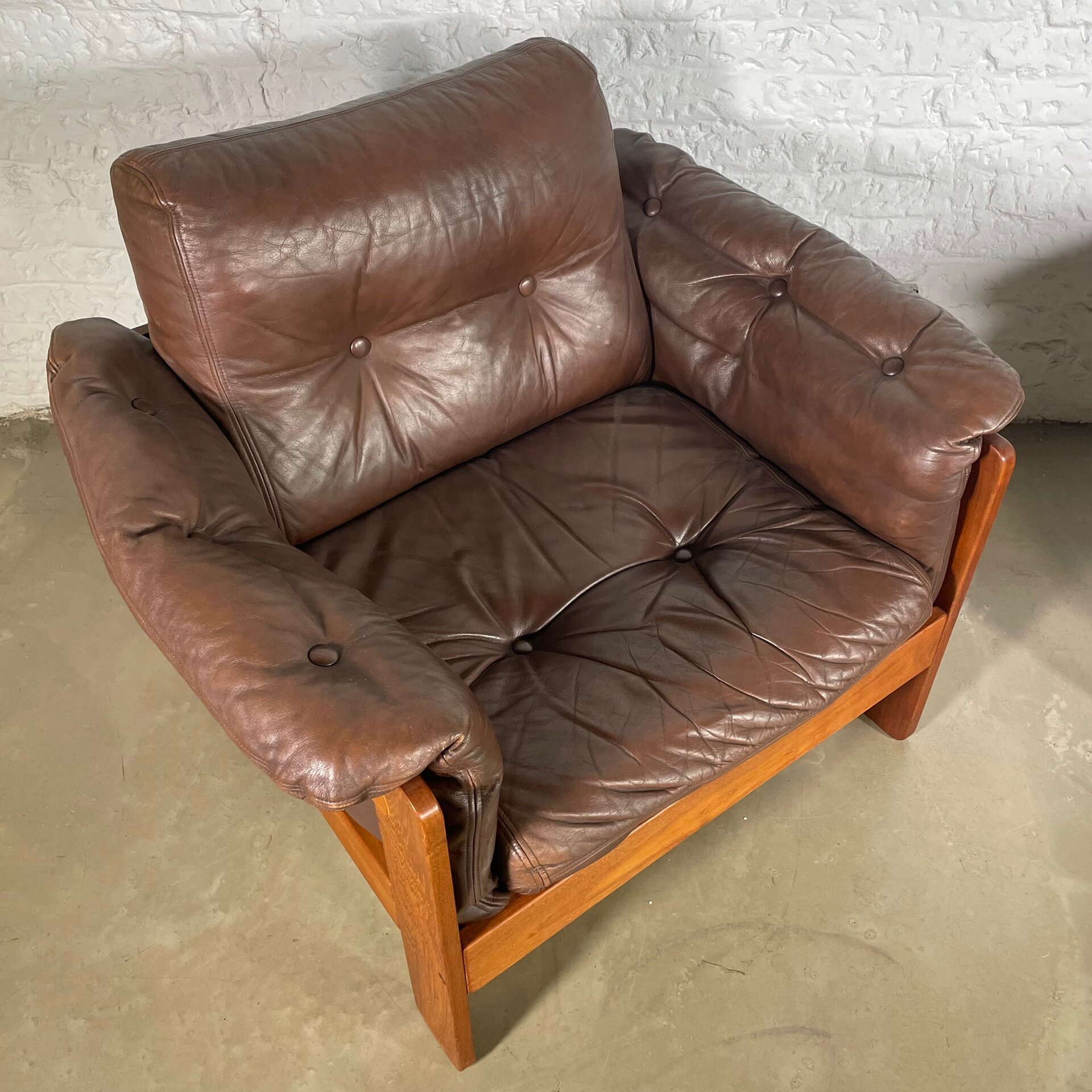 Paire de fauteuils clubs en cuir marron