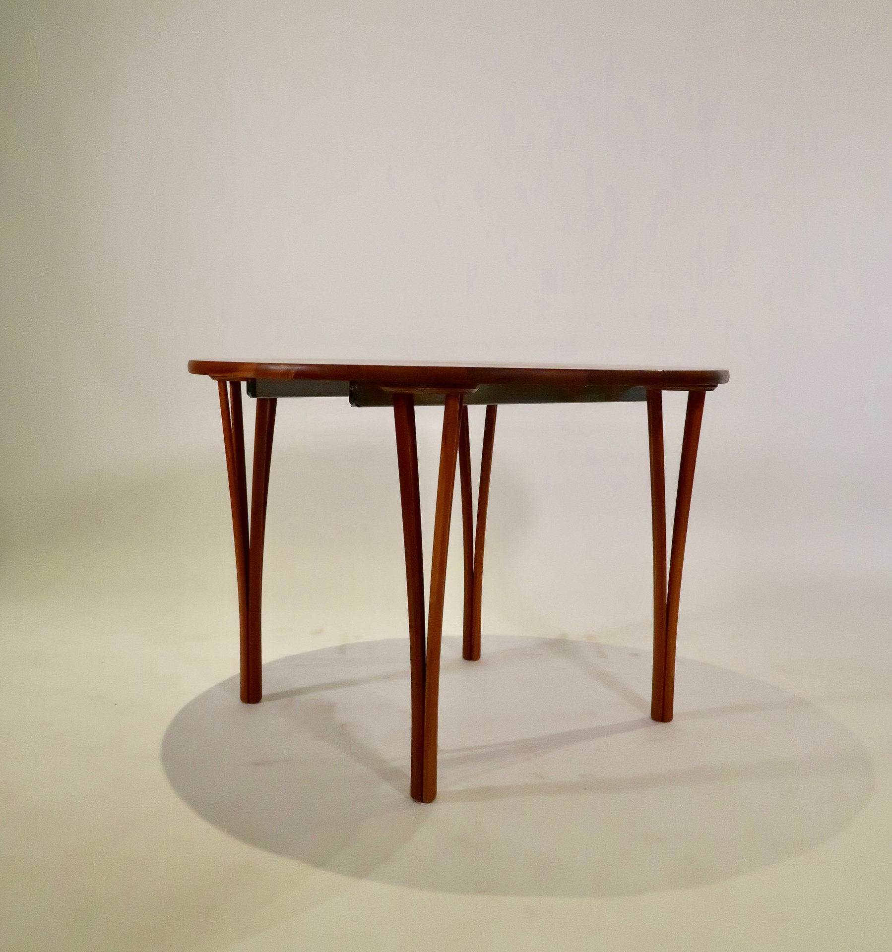 Table scandinave ronde en teck avec allonge