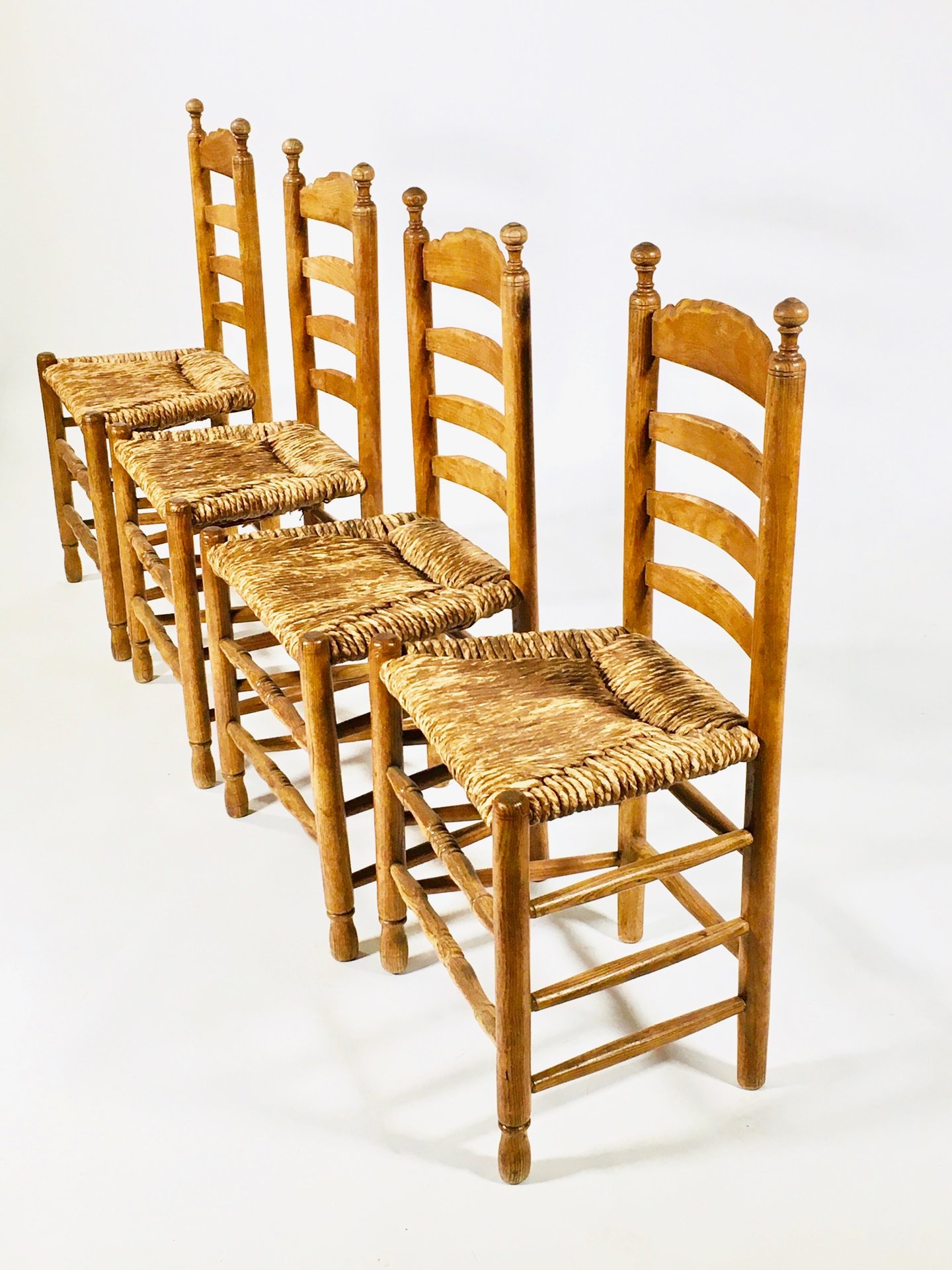 Série de 4 chaises rustiques